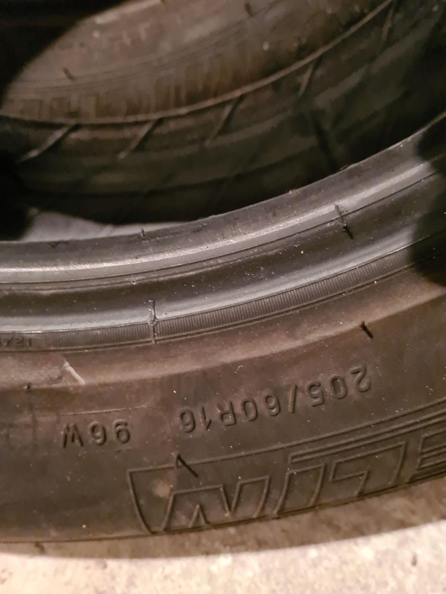 Set 2 cauciucuri Michelin 205/60 R16 stare buna.