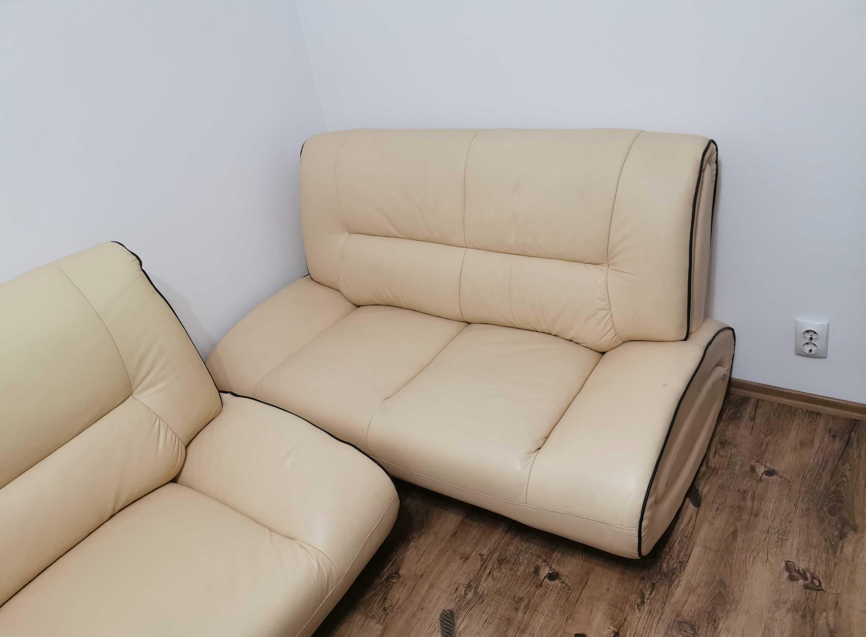 Set 3 canapele piele si masă de sticlă