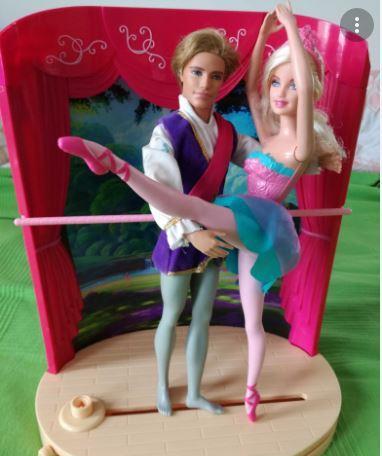 Set balerini Barbie si Ken cu scena