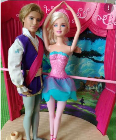 Set balerini Barbie si Ken cu scena