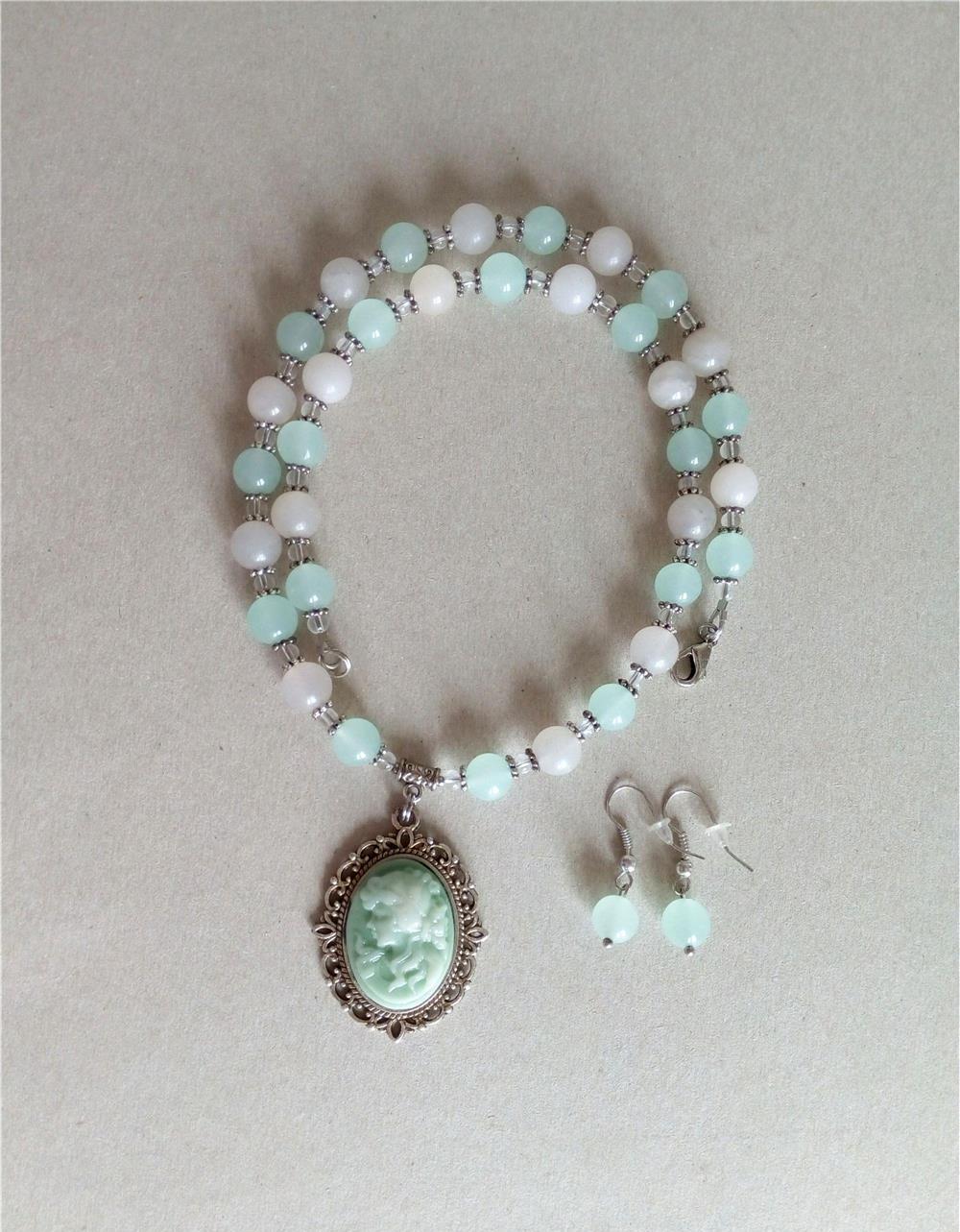 Set handmade din pietre de cuart natural alb si verde - cercei si colier, cu pandantiv camee