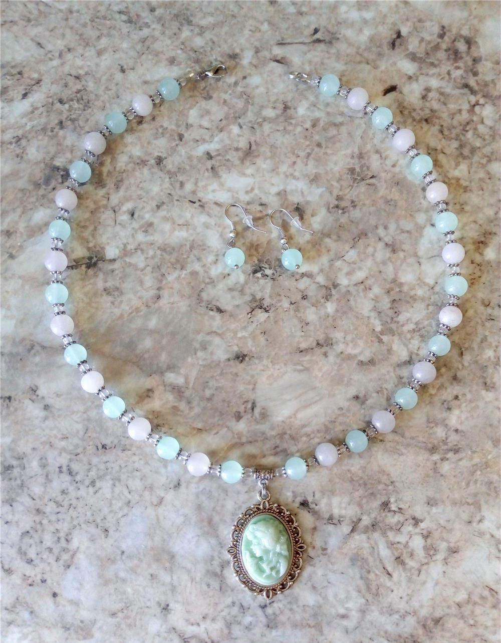 Set handmade din pietre de cuart natural alb si verde - cercei si colier, cu pandantiv camee