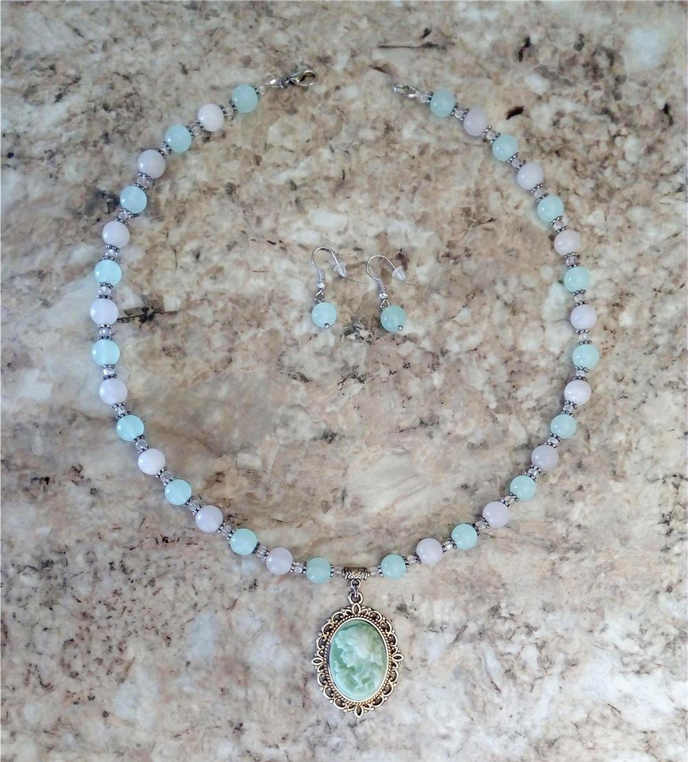 Set handmade din pietre de cuart natural alb si verde - cercei si colier, cu pandantiv camee