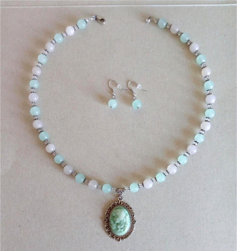 Set handmade din pietre de cuart natural alb si verde - cercei si colier, cu pandantiv camee