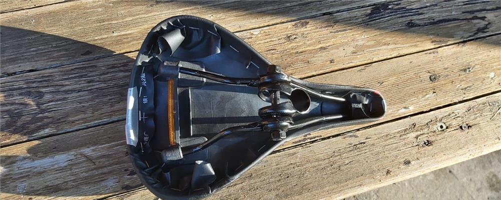 Sezut bicicleta culori :alb negru si rosu + suport + stop