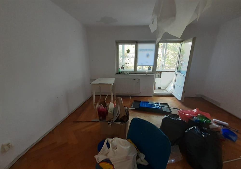 Simion Barnutiu, etaj 1, centrala proprie.