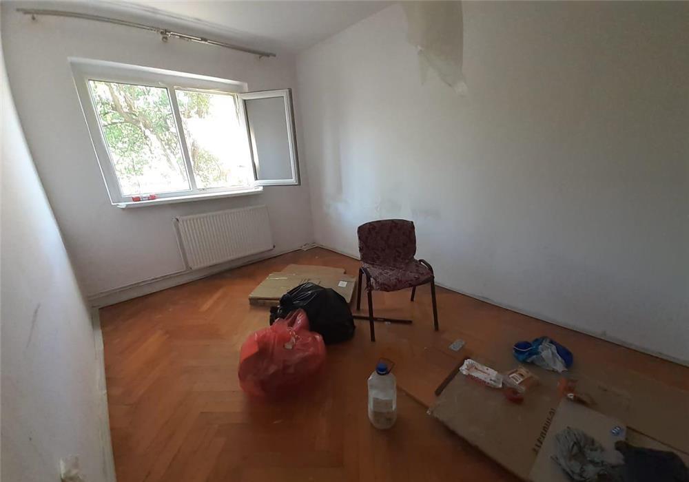 Simion Barnutiu, etaj 1, centrala proprie.