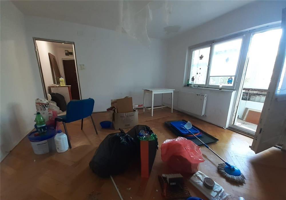 Simion Barnutiu, etaj 1, centrala proprie.