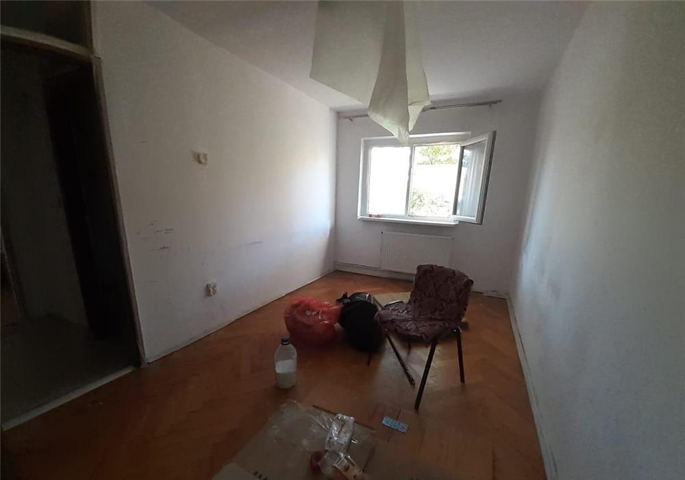 Simion Barnutiu, etaj 1, centrala proprie.