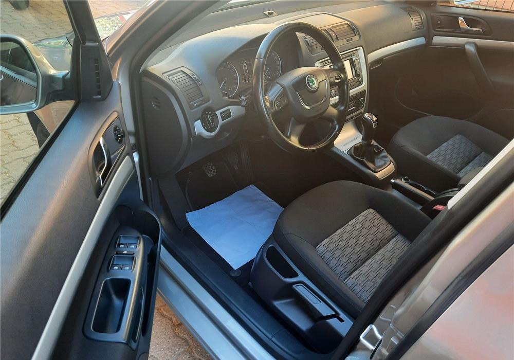 Skoda Octavia 1.6 TDI, 2013, berlina, navi color, incalz. scaune