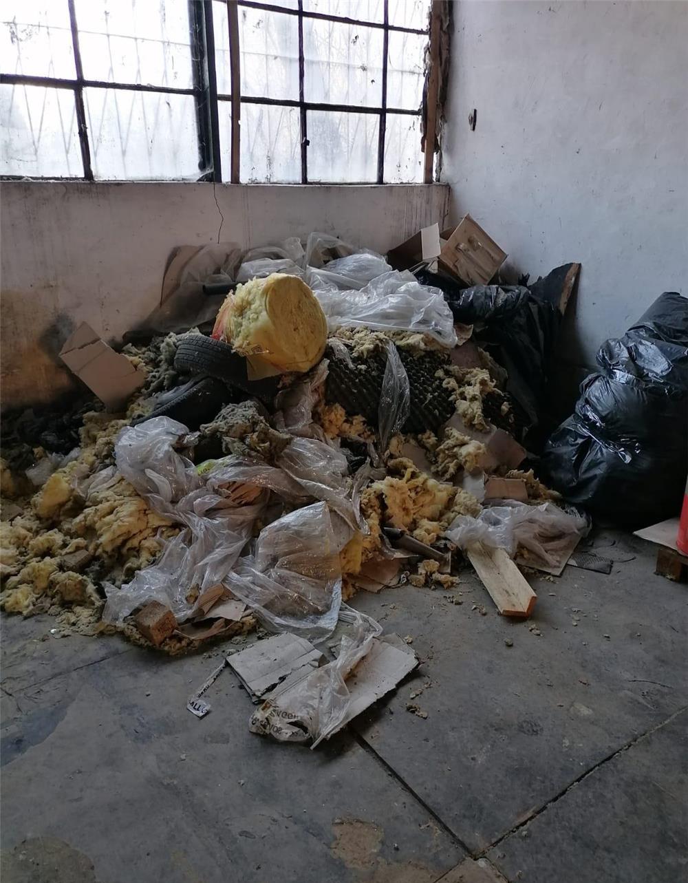 Sort margaritar transport marfa nisip pământ negru galben nisipos mranita moloz piatra concasata