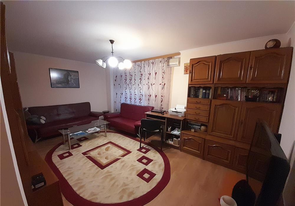 Spatios, amenajat, etaj intermediar.