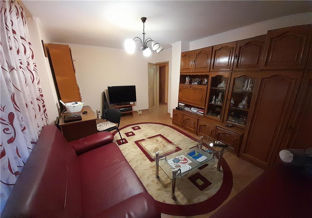 Spatios, amenajat, etaj intermediar.