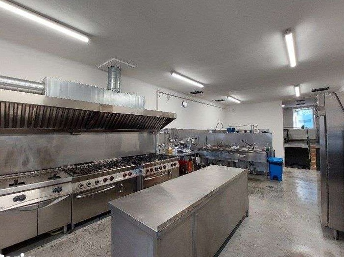 Spatiu autorizat pentru alimentatie publica, str. Motilor
