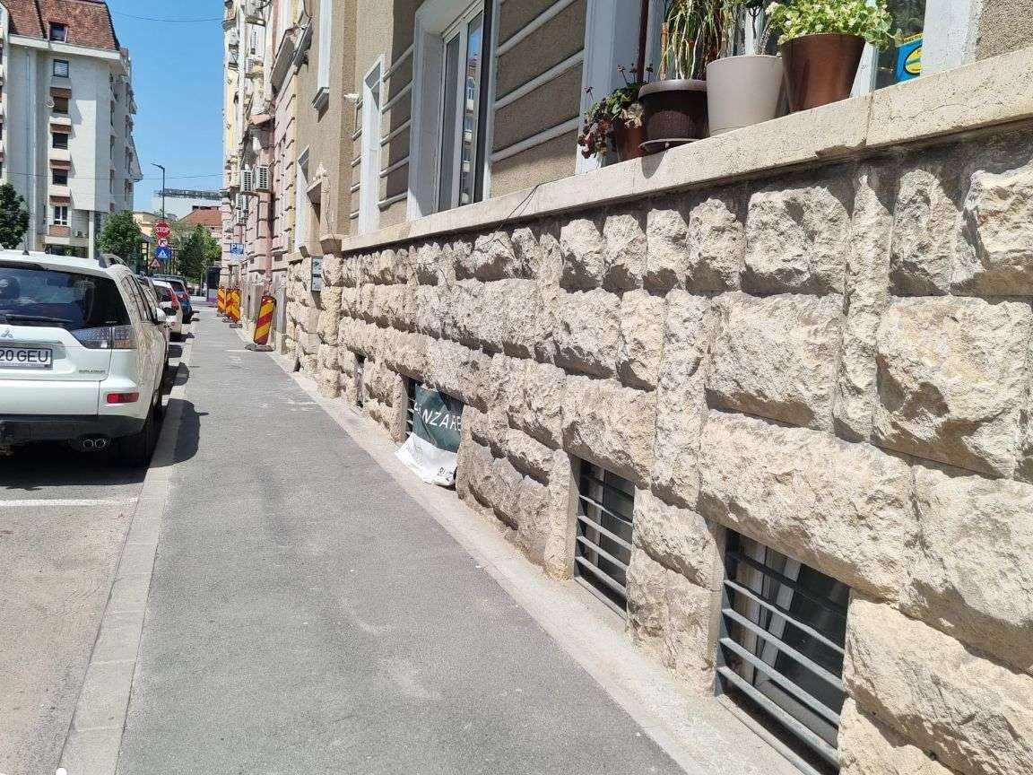 Spatiu central langa hotel Victoria in clădirea cu Prefectura Cluj