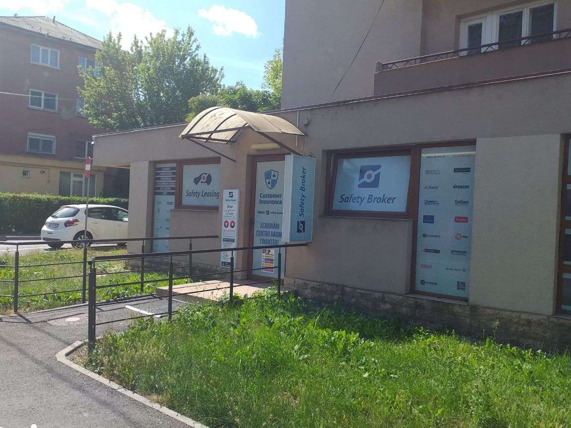 spatiu central zonă cabinete medicale, birouri