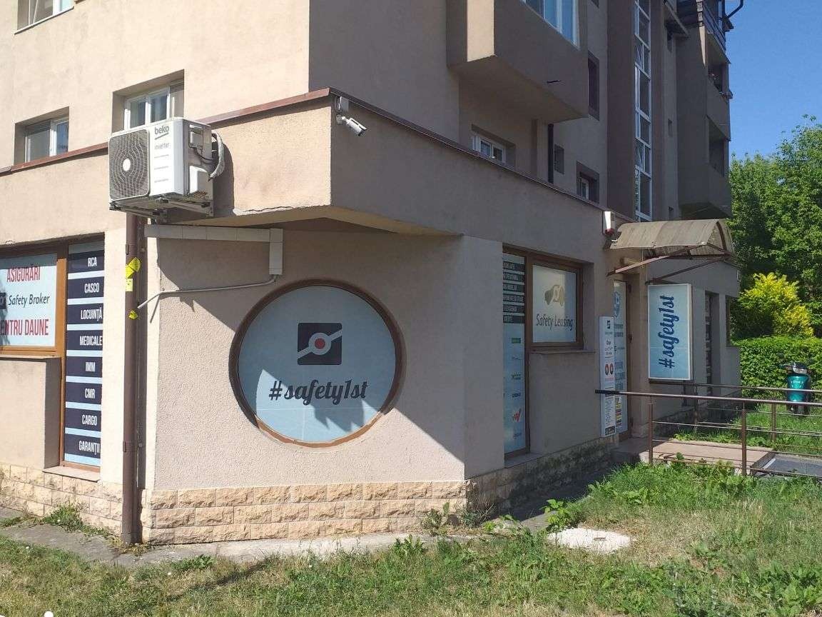 spatiu central zonă cabinete medicale, birouri