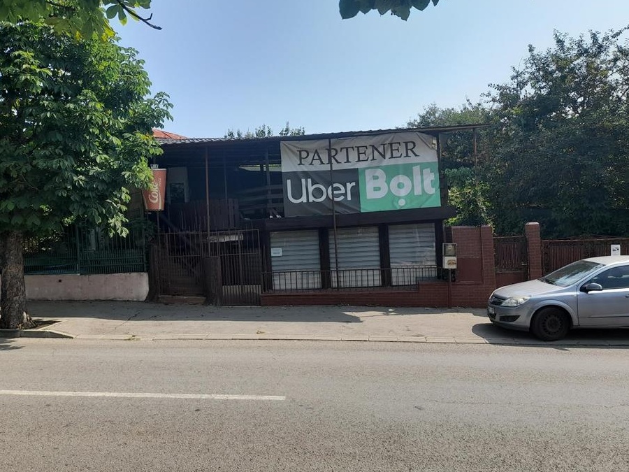 Spatiu comercial cu terasa zona centrala de vanzare.