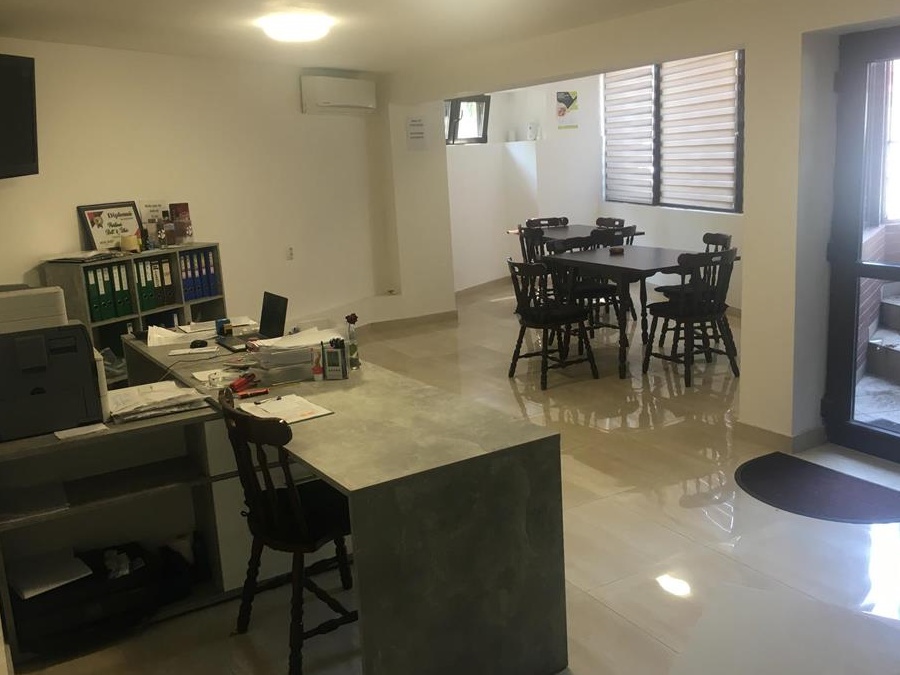 Spatiu comercial cu terasa zona centrala de vanzare.