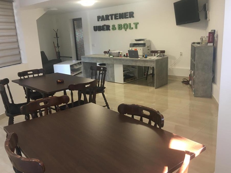 Spatiu comercial cu terasa zona centrala de vanzare.