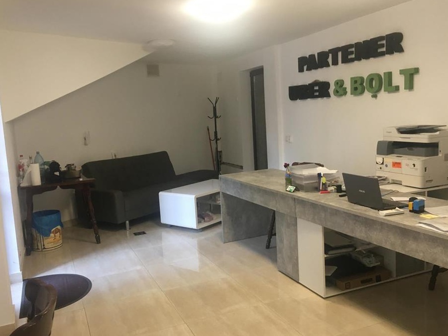 Spatiu comercial cu terasa zona centrala de vanzare.