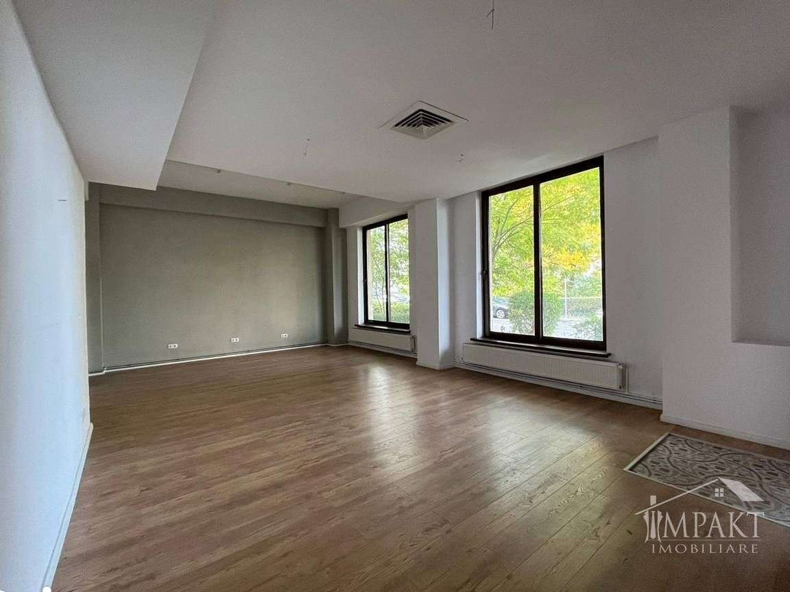 Spatiu comercial cu vitrina la strada, zona Interservisan