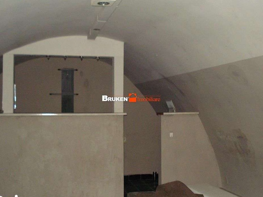 Spatiu comercial la demisol, central, de vanzare, in Marghita