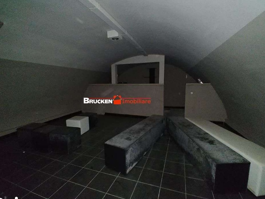 Spatiu comercial la demisol, central, de vanzare, in Marghita