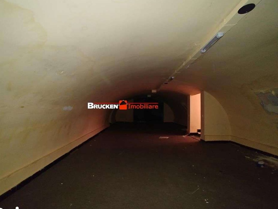 Spatiu comercial la demisol, central, de vanzare, in Marghita