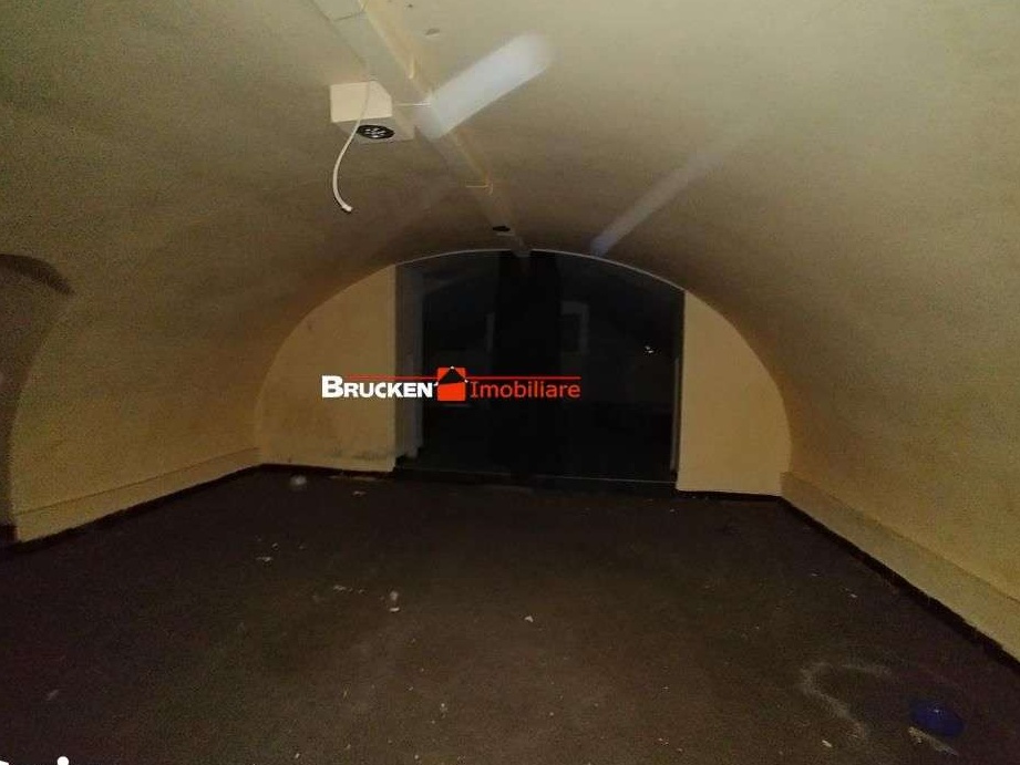 Spatiu comercial la demisol, central, de vanzare, in Marghita