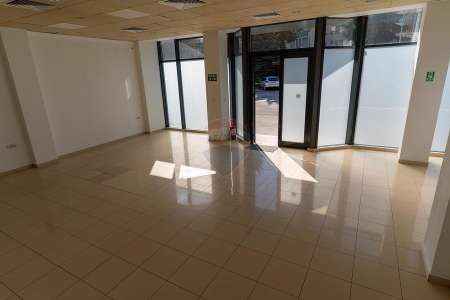Spațiu comercial si Birouri P+3 etaje,central, Deva, jud. Hunedoara