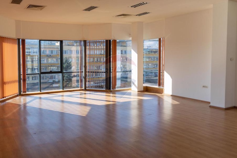 Spațiu comercial si Birouri P+3 etaje,central, Deva, jud. Hunedoara