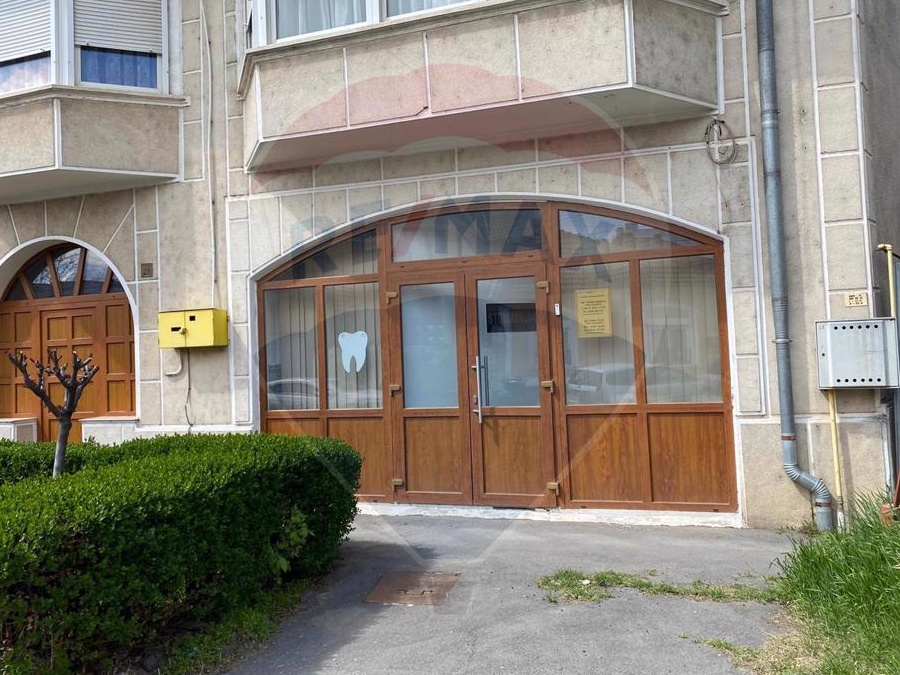 Spațiu comercial situat la parterul unei cladiri cu 2 etaje
