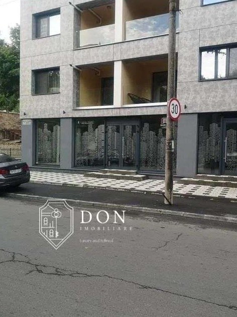 Spatiu comercial - Vitrina la strada - Plopilor
