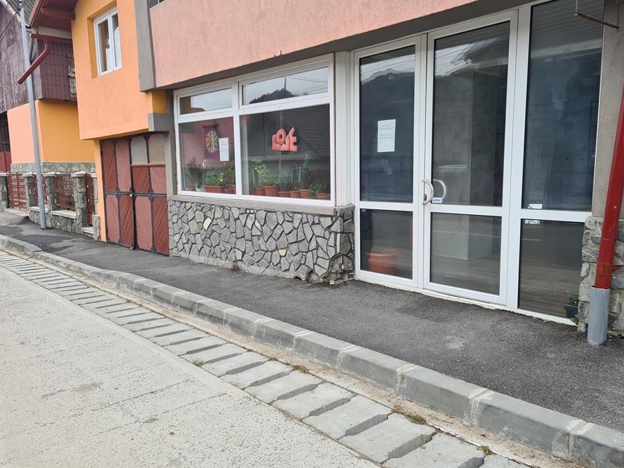 Spațiu de închiriat în Valea Doftanei, situat la strada principala!