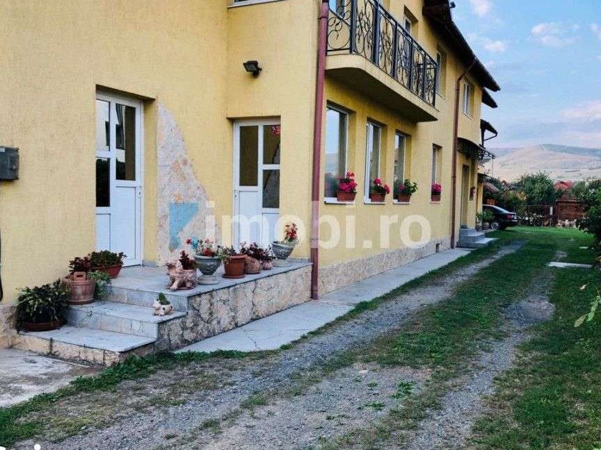 Spre inchiriere casa cu 9 camere - 440 mp, amplasata in Floresti