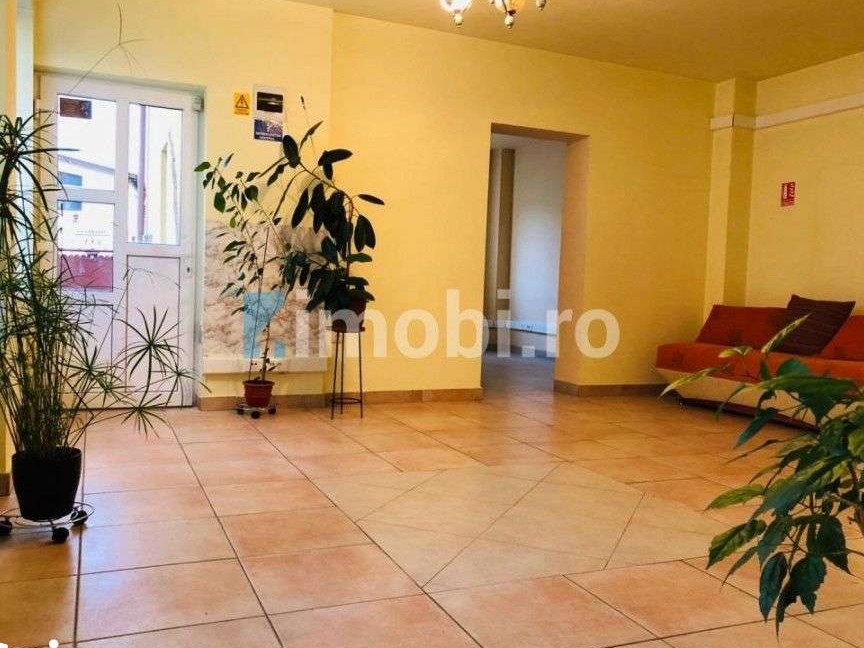 Spre inchiriere casa cu 9 camere - 440 mp, amplasata in Floresti