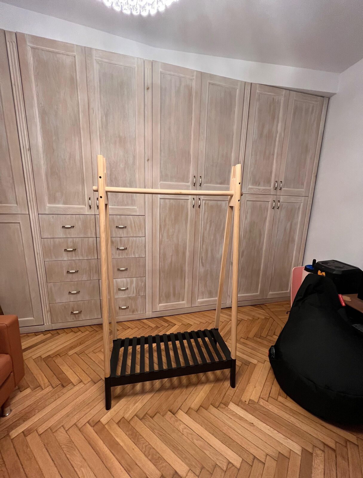 Stand haine lemn masiv de pin și MDF. 105x170x46 cm
