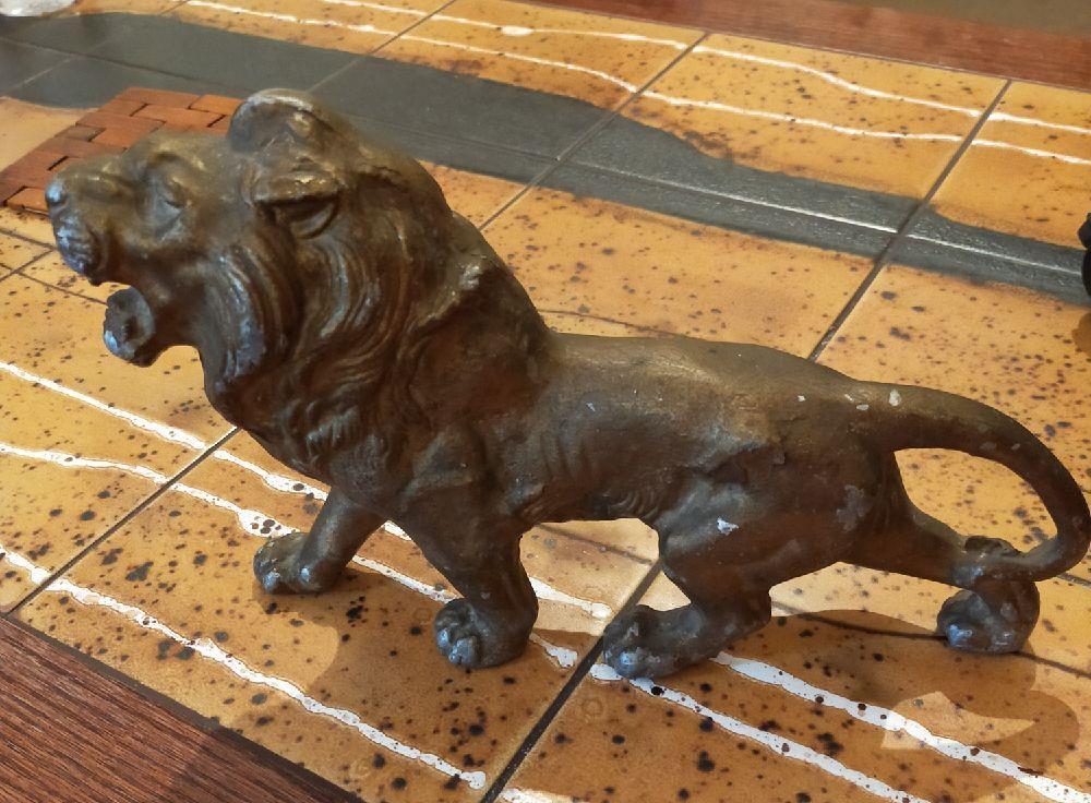 statueta leu citiți tot anunțul