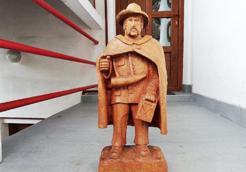 Statueta sculptata in lemn