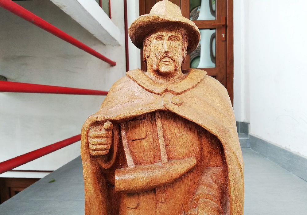 Statueta sculptata in lemn