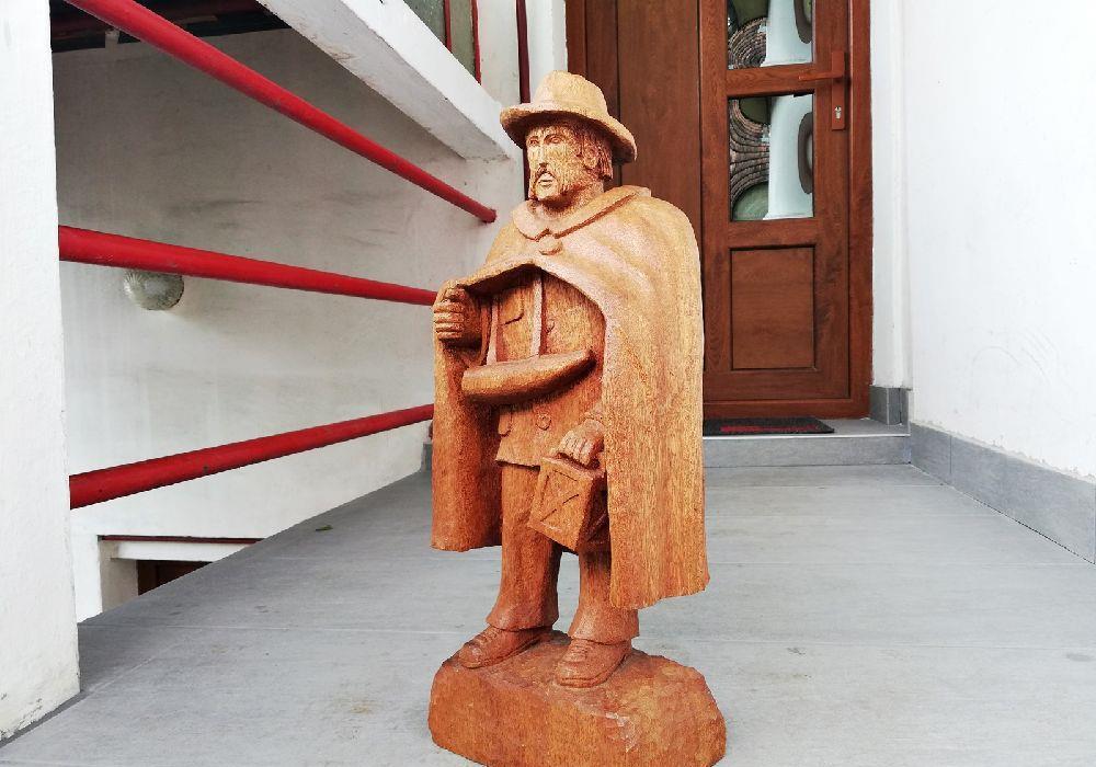 Statueta sculptata in lemn