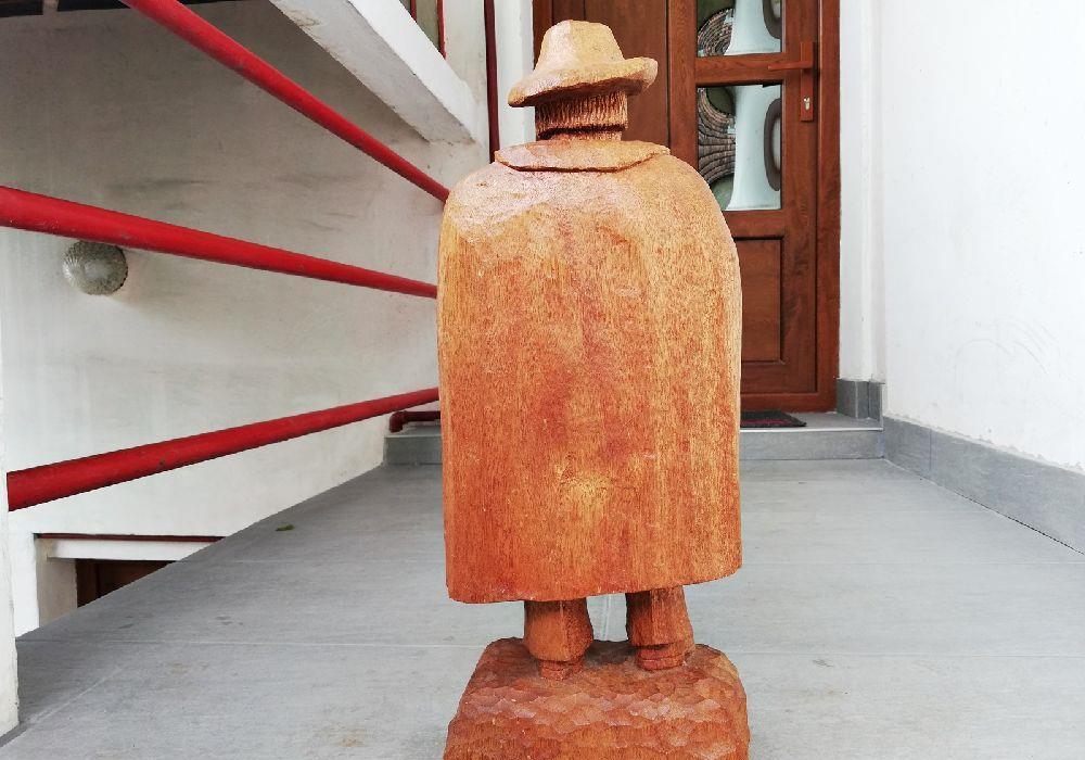 Statueta sculptata in lemn