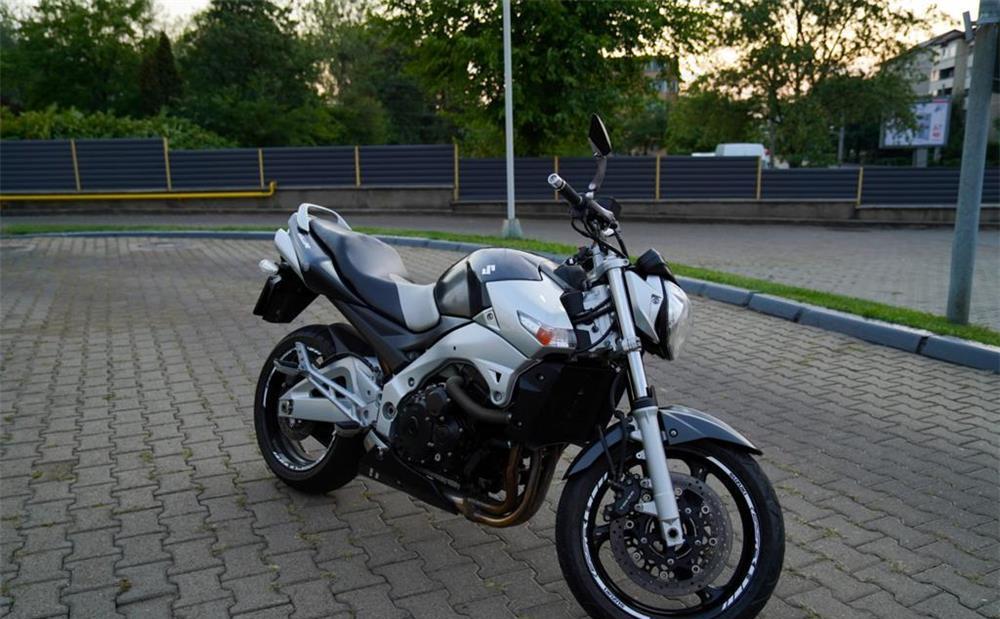 suzuki gsr 600