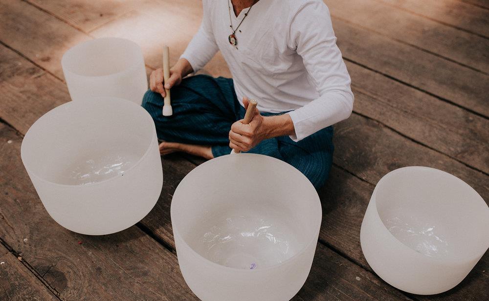 Tânăr terapeut, caut fată pentru sesiuni de sound healing in doi