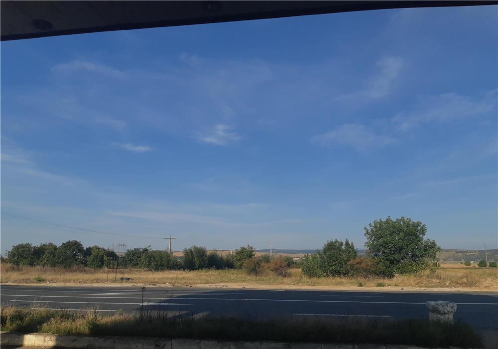 Teren 10400 mp , Racaciuni la E85 , cu parcare construită pe 3000mp .
