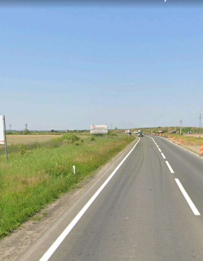 TEREN 31.800 m2 front 60 m la Drumul European E 81