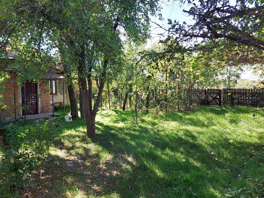 Teren cu casa batraneasca direct la DN7 Costesti Deal zona Gaesti-Titu