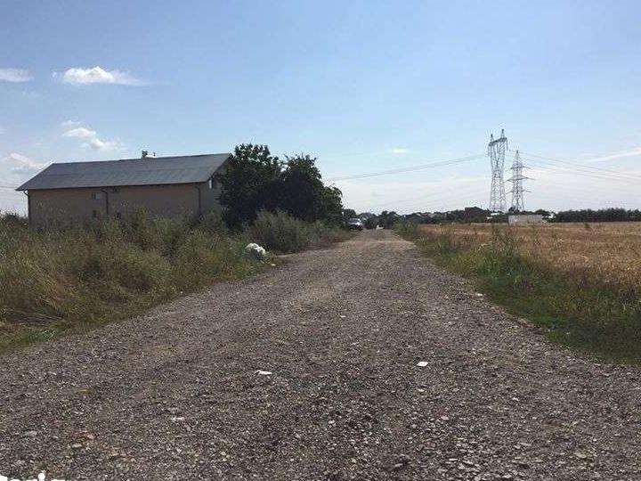 Teren de vanzare 5000 m2 sau pe loturi de300/500 m2. Sau inchiriere