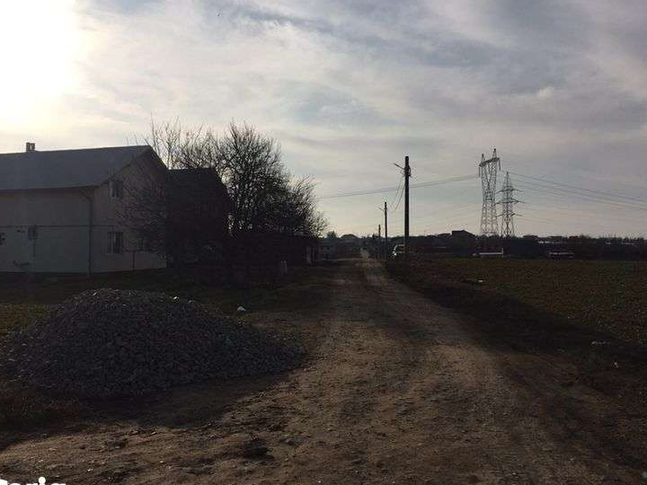 Teren de vanzare 5000 m2 sau pe loturi de300/500 m2. Sau inchiriere